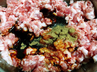 白菜丸子汤,新鲜的猪肉馅放入一品鲜酱油、蚝油、黑胡椒粉拌匀