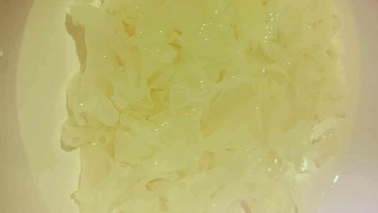 木瓜炖银耳,用温水，将银耳泡发