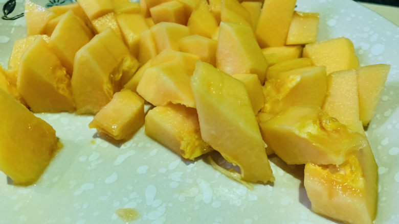 木瓜炖银耳,将木瓜切小块