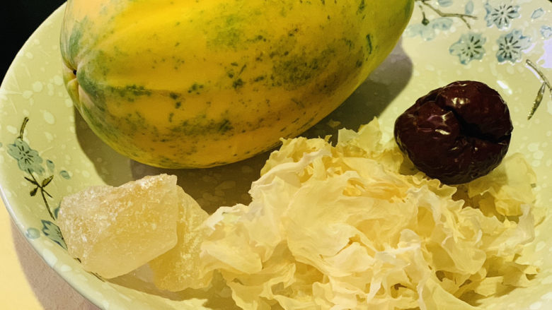 木瓜炖银耳,准备所有需要的食材