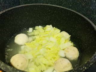 白菜丸子汤,加入白菜