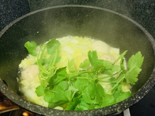 白菜丸子汤,撒芹菜