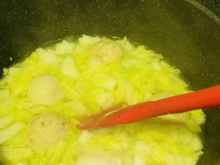白菜丸子汤,搅拌均匀调料