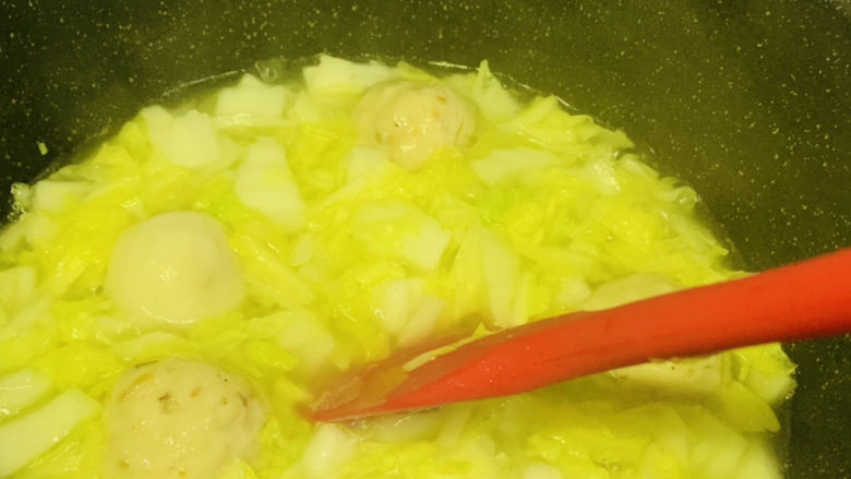 白菜丸子汤,搅拌均匀调料