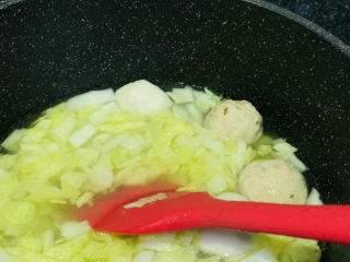 白菜丸子汤,搅拌一下