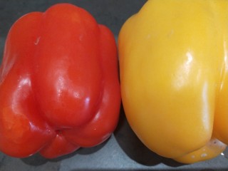 茄子炖土豆,红彩椒，黄彩椒各切一块。