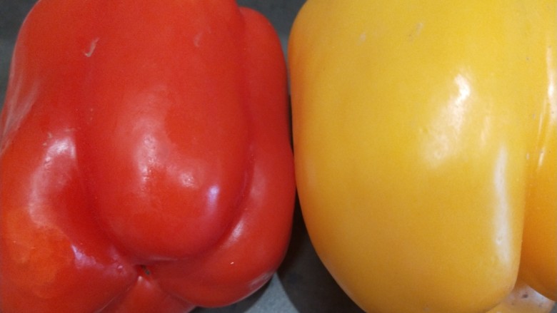 茄子炖土豆,红彩椒，黄彩椒各切一块。