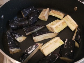 茄子炖土豆,切子倒入锅中。