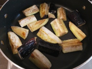 茄子炖土豆,中火慢慢煎制软嫩。