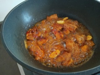 茄子炖土豆,炒出红油。