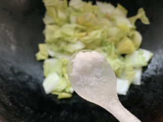 白菜丸子汤,加适量盐调味