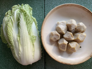 白菜丸子汤,主要食材如图所示示意，白菜、丸子。