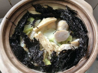 白菜丸子汤,然后移入砂锅中，加入适量紫菜增鲜，并加适量清水。