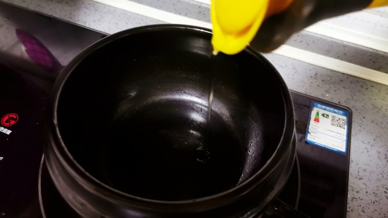 茄子粉丝煲,砂锅放入少许底油
