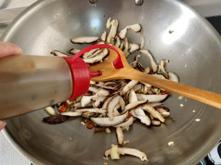 蒜蓉小白菜➕蒜蓉香菇炒小白菜,加一茶匙蚝油，翻炒均匀，让香菇吸收底味
