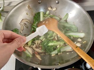 蒜蓉小白菜➕蒜蓉香菇炒小白菜,尝下咸淡，根据个人口味补充适量食盐，翻炒均匀出锅