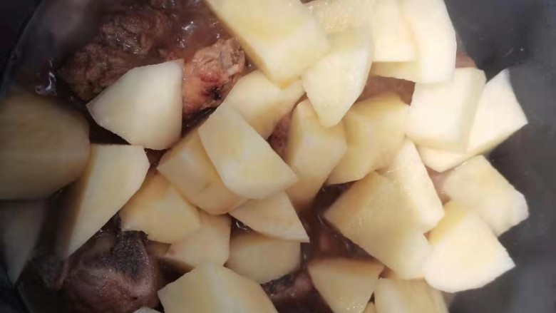 红烧土豆排骨,排骨快熟加入土豆