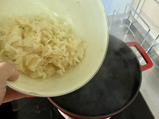 银耳小米粥➕红枣银耳小米粥,锅中加入约8到10碗水，水开，放入银耳