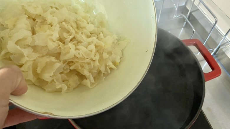 银耳小米粥➕红枣银耳小米粥,锅中加入约8到10碗水，水开，放入银耳