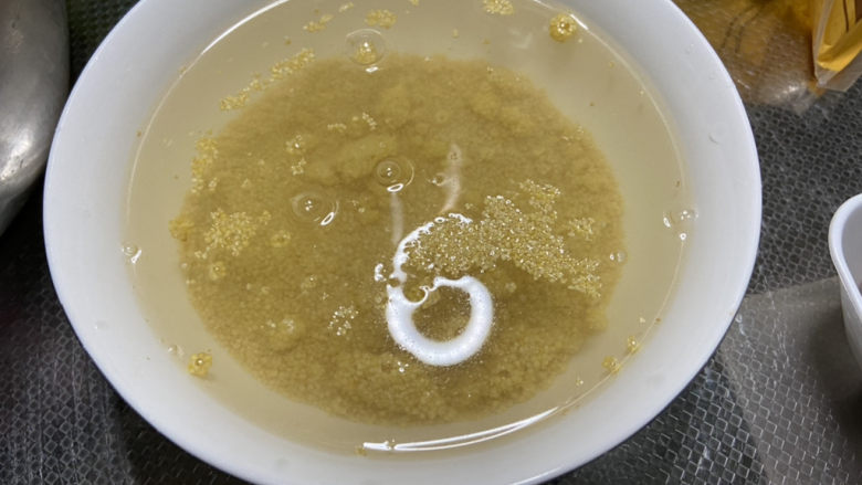 银耳小米粥➕红枣银耳小米粥,小米清洗，凉水浸泡一小时