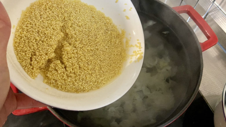 银耳小米粥➕红枣银耳小米粥,放入小米