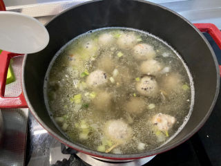 白菜丸子汤➕白菜木耳丸子汤,全部丸子挤入锅中，小火煮到丸子定型浮起