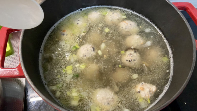 白菜丸子汤➕白菜木耳丸子汤,全部丸子挤入锅中，小火煮到丸子定型浮起