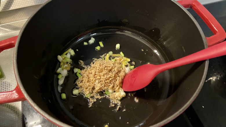 白菜丸子汤➕白菜木耳丸子汤,下虾皮，煸炒半分钟