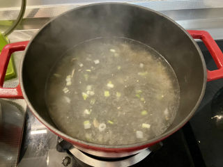 白菜丸子汤➕白菜木耳丸子汤,加入适量开水