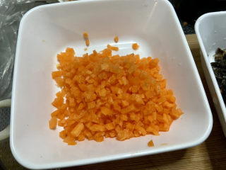 白菜丸子汤➕白菜木耳丸子汤,胡萝卜切小粒