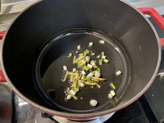 白菜丸子汤➕白菜木耳丸子汤,热锅冷油，下姜丝葱白末，中小火煸香