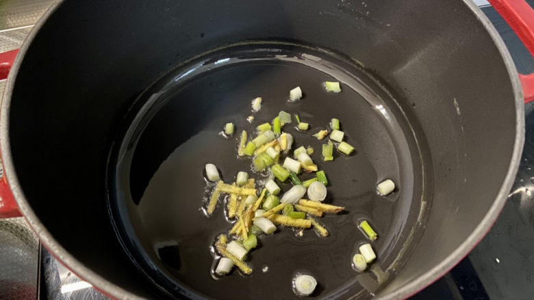 白菜丸子汤➕白菜木耳丸子汤,热锅冷油，下姜丝葱白末，中小火煸香