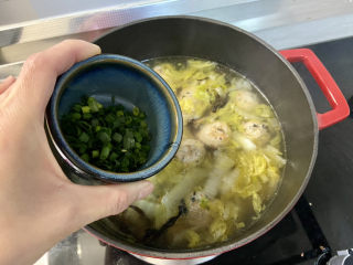 白菜丸子汤➕白菜木耳丸子汤,关火，撒上葱末即可上桌享用