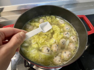 白菜丸子汤➕白菜木耳丸子汤,尝下咸淡，根据个人口味添加少许盐定味