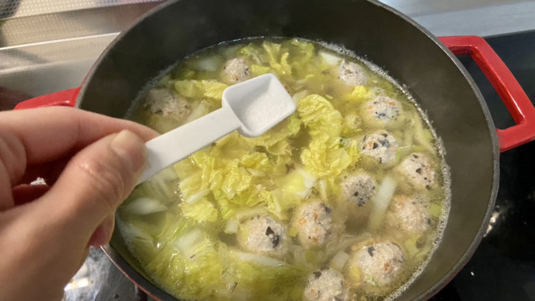 白菜丸子汤➕白菜木耳丸子汤,尝下咸淡，根据个人口味添加少许盐定味