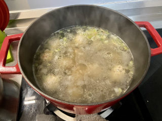 白菜丸子汤➕白菜木耳丸子汤,一个个丸子下入锅中，下锅不要动，保持小火