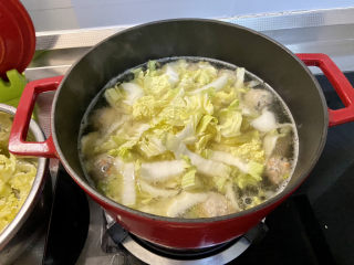 白菜丸子汤➕白菜木耳丸子汤,转中火，下木耳丝，白菜段