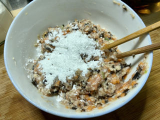 白菜丸子汤➕白菜木耳丸子汤,加入半汤匙生粉