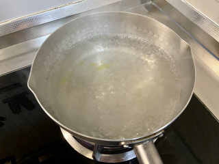 肉末青豆➕玉米胡萝卜肉末炒青豆,坐锅烧水，水开点少许🧂几滴食用油