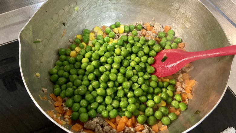 肉末青豆➕玉米胡萝卜肉末炒青豆,倒入焯过水的青豆，翻炒均匀