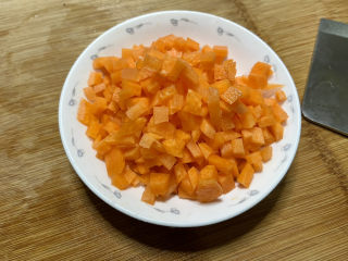 肉末青豆➕玉米胡萝卜肉末炒青豆,胡萝卜切小粒
