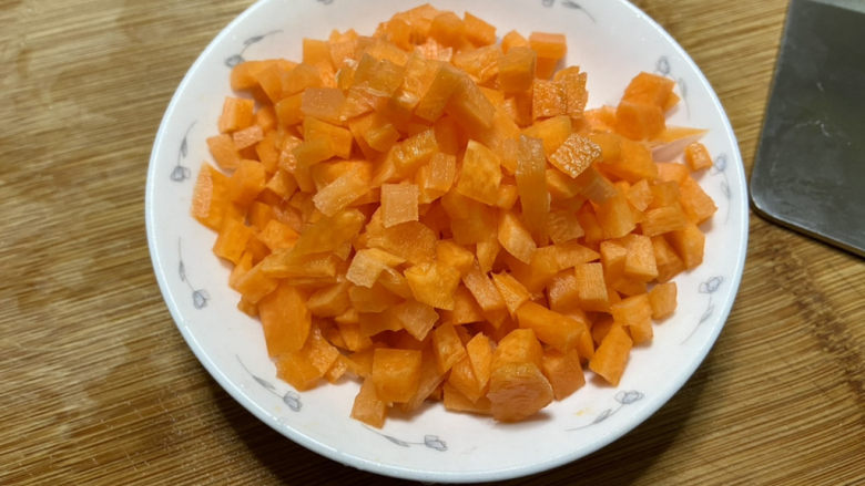 肉末青豆➕玉米胡萝卜肉末炒青豆,胡萝卜切小粒