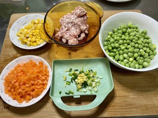 肉末青豆➕玉米胡萝卜肉末炒青豆,全部食材准备好