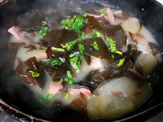冬瓜海带汤,炖至完全入味撒上香菜即可出锅享用
