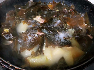 冬瓜海带汤,炖至九成熟时放入盐和味精改小火炖