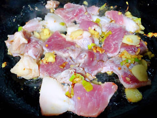 冬瓜海带汤,锅中倒入底油加热放入葱姜蒜爆香再放入猪肉炒至变色断生