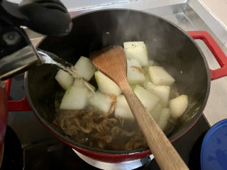 冬瓜海带汤➕虾滑冬瓜海带汤,加入适量热水煮开