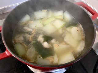 冬瓜海带汤➕虾滑冬瓜海带汤,煮到虾滑熟透浮起