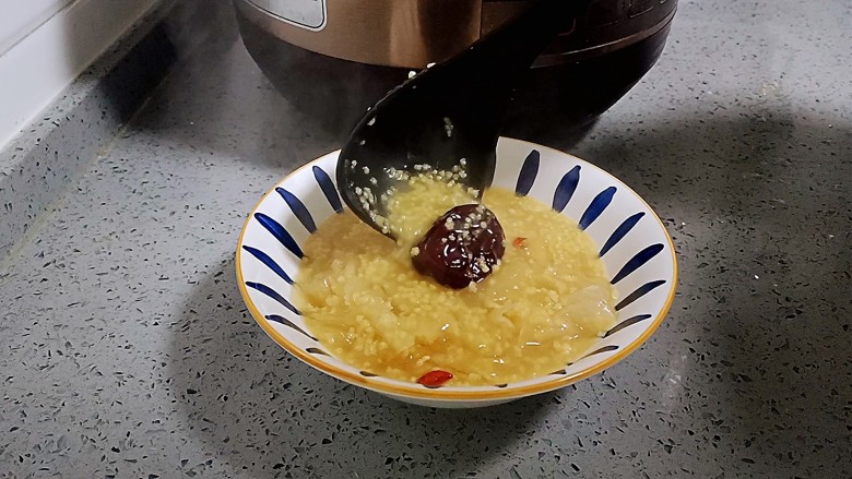银耳小米粥,盛入碗里即可食用
