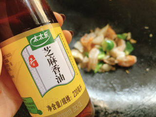 虾仁日本豆腐,并加适量芝麻香油和清水